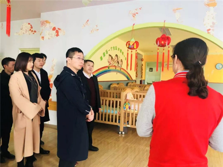 昌禾商學院劉老師與福利院寶寶進行交流